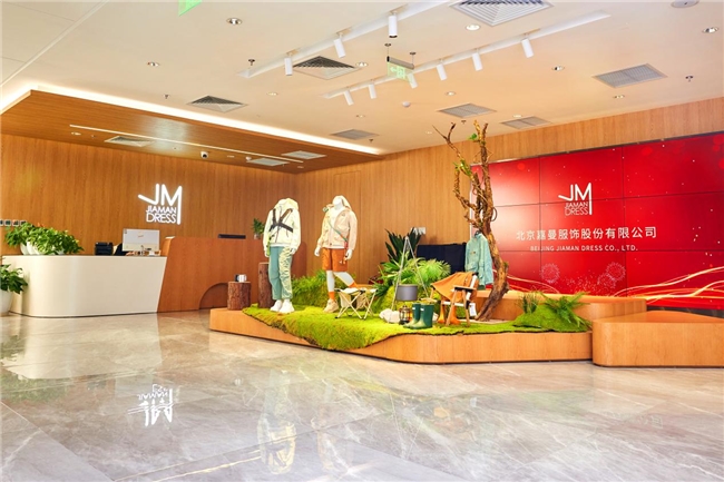 Hush Puppies暇步士鞋类新品即将上市,嘉曼服饰构建全品类自营体系