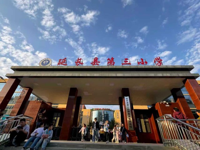 小学门口.jpg 小学门口.jpg