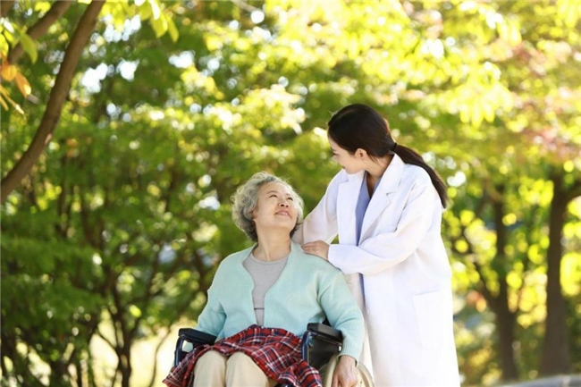 养老院哪家好？椿萱茂兼顾专业照护与精神滋养