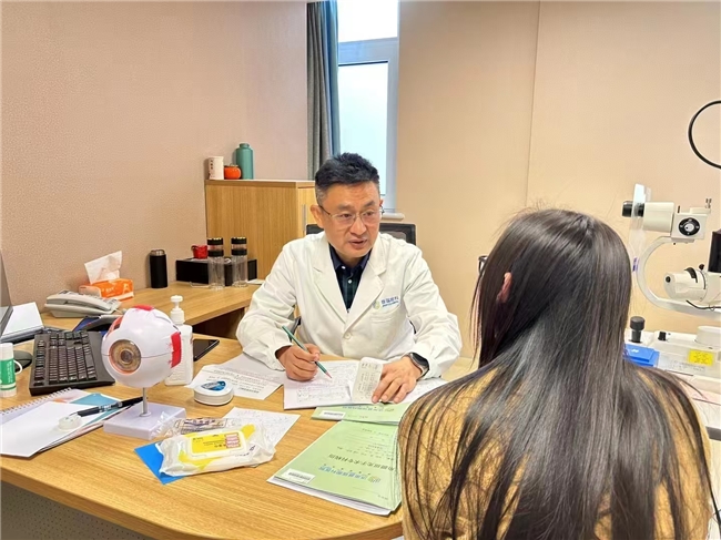 普瑞眼科睛选双十一 |焕新“视”界，无问年龄：济南普瑞眼科现“母子档”完成摘镜手术