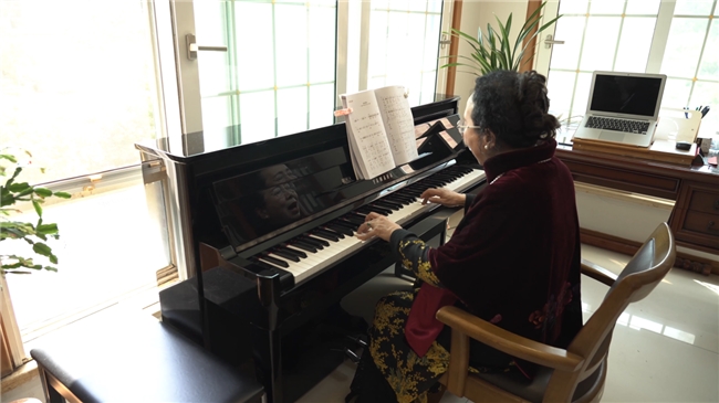 银龄学艺新趋势：红松小课让老年人重拾艺术梦想