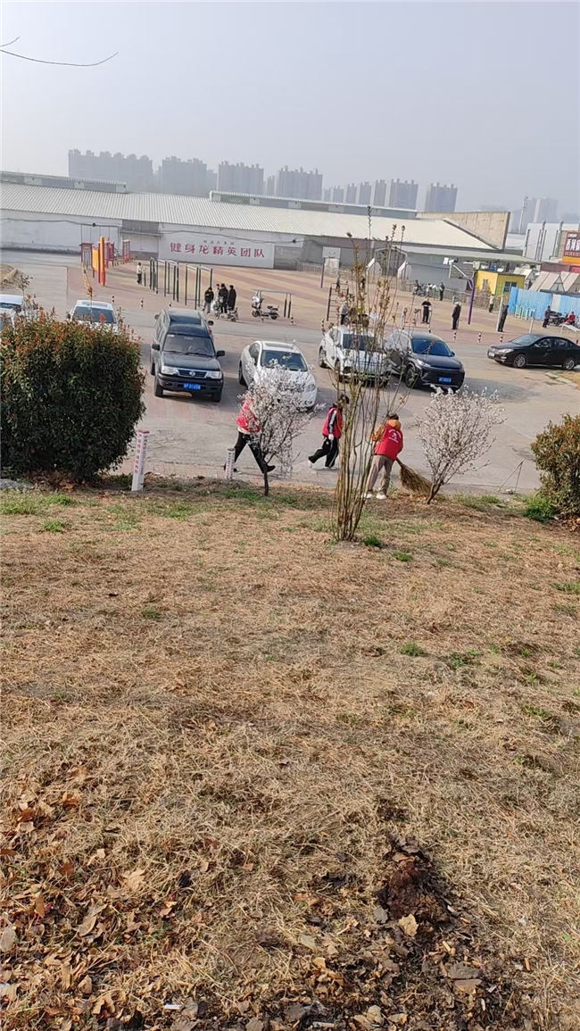 清晨净站护窗口 志愿新风润临清   ——临清市心连心志愿服务队开展火车站广场环境整治行动