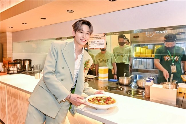 鱼你在一起全球首家山野风门店落地泰国，泰国艺人Boun文总助阵