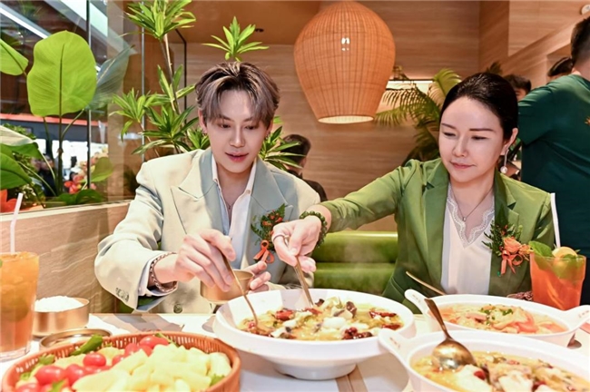 鱼你在一起全球首家山野风门店落地泰国，泰国艺人Boun文总助阵