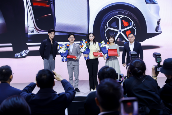 赛力斯张正萍与白敬亭同台 问界M6北京车展开启首批交付