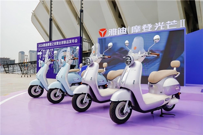 闺蜜结伴而来，用户排队看车——雅迪摩登新品到底有多受欢迎？